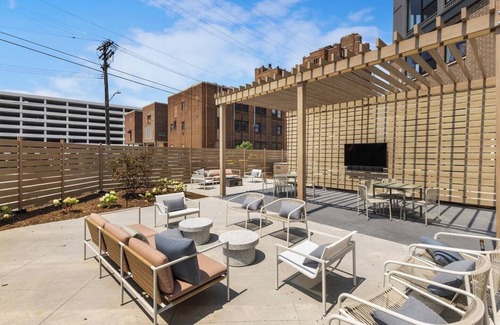 University Circle Apartment | Modern 1B1.5B Loft w/Gym + Parking