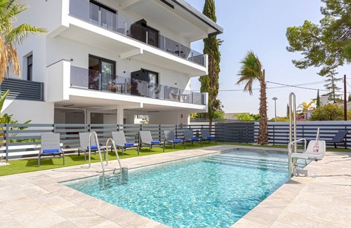 Distrito Norte Sierra Apartment | Modern 1BD apartment with terrace, pool and parking. Arruzafa I