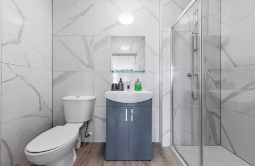 West Hendon Apartment | Modern 1BDR Studio - 30 mins to LDN - Sleeps 3