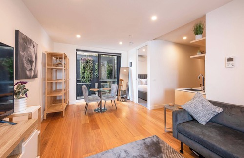 Brunswick East Apartment | Modern 1BR Apt in Brunswick East, 15 mins from CBD