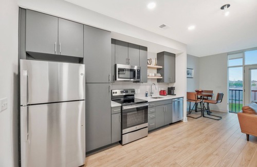 Wichita Apartment | Modern 1BR APT in DT with Infinity Pool & Sauna