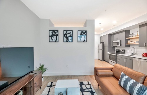 Wichita Apartment | Modern 1BR APT in DT with Infinity Pool & Sauna