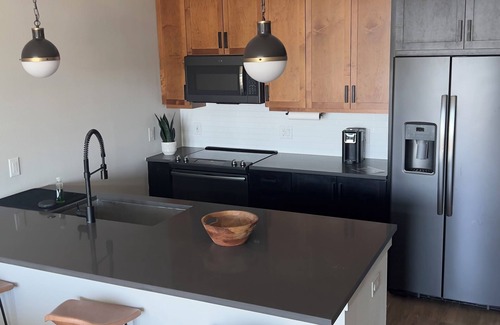 Deep Ellum Apartment | Modern 1BR Apt with WiFi, Pool, Gym & Free Parking —5 Mins to Downtown Dallas!