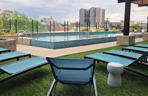 Deep Ellum Apartment | Modern 1BR Apt with WiFi, Pool, Gym & Free Parking —5 Mins to Downtown Dallas!