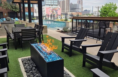 Deep Ellum Apartment | Modern 1BR Apt with WiFi, Pool, Gym & Free Parking —5 Mins to Downtown Dallas!