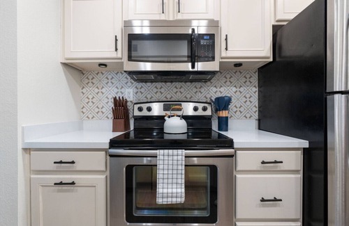South Scottsdale Condo | Modern 1BR in Old Town | Heated Pool Access