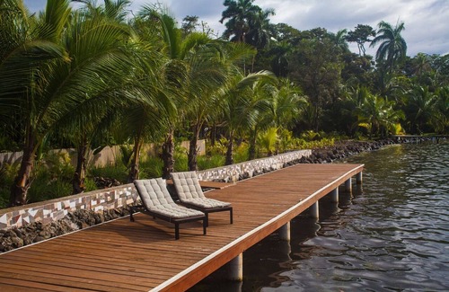 Carenero Island House | Modern 1BR ❤️Ocean, Jungle, Sunsets + Walk to Surf
