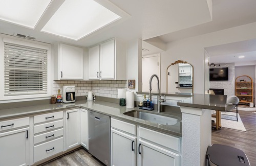 Baseline Sub House | Modern 1BR - Prime Boulder + Gold Run Perks