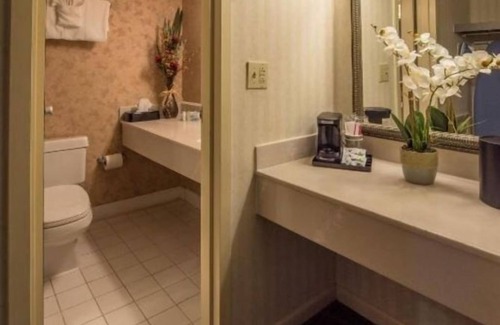 Cheat Lake Hotel | Modern 1BR Suite at Lakeview Golf Resort w Pool