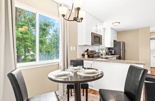 Roseville Apartment | Modern 1BR Upper Flat | King Bed + In-Unit Laundry