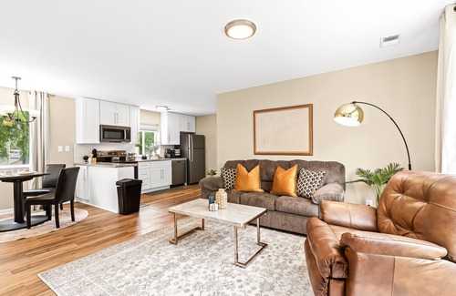 Roseville Apartment | Modern 1BR Upper Flat | King Bed + In-Unit Laundry