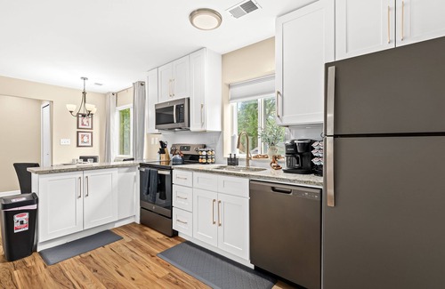 Roseville Apartment | Modern 1BR Upper Flat | King Bed + In-Unit Laundry