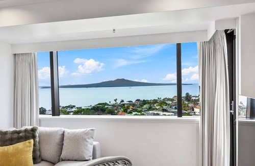 Takapuna Apartment | Modern 1BR w Pool/Gym Steps to Beach: Zodiak Stays