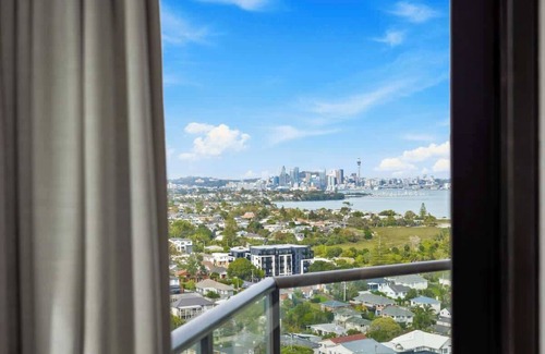 Takapuna Apartment | Modern 1BR w Pool/Gym Steps to Beach: Zodiak Stays