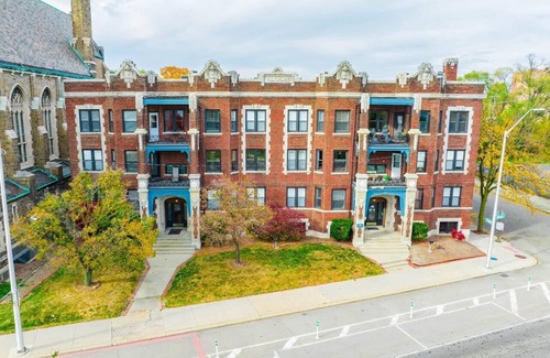 Detroit Apartment | Modern 2/1 Apt near the Villages | Free Parking