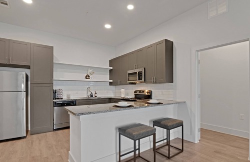 Pflugerville Apartment | Modern 2 Bd/2 bath apartment - 3 beds - parking, pool, gym, desk