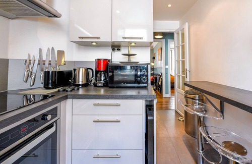 Montmartre Apartment | Modern 2 Bdr Apt - 2 queen size beds - Up to 6 guests - optional parking rental