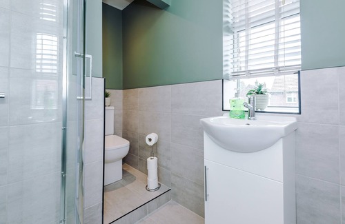 Broadheath House | Modern 2 Bedroom House Near Manchester Airport with Free Parking by Eason Stays