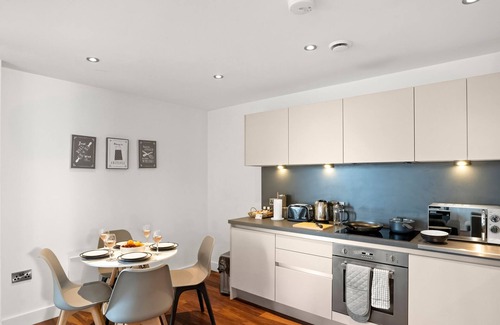 Manchester City Centre Apartment | Modern 2-Bed Apartment with Large Balcony