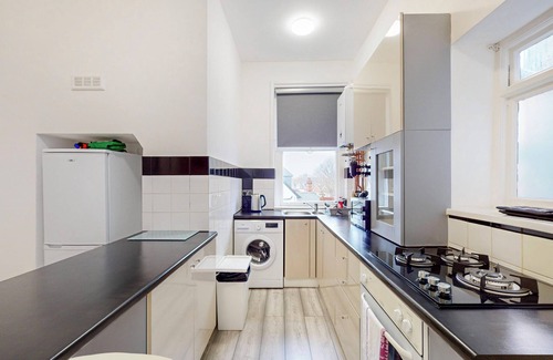 Chiswick Riverside Apartment | Modern 2 Bed APT-7 Minutes From The Thames River