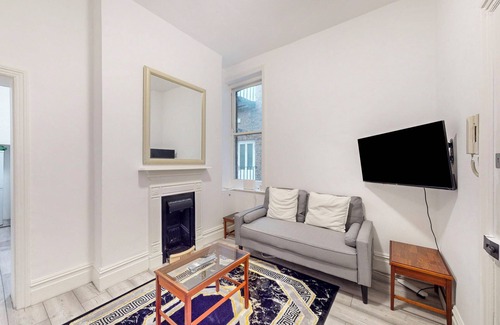 Chiswick Riverside Apartment | Modern 2 Bed APT-7 Minutes From The Thames River