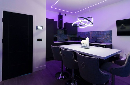 Chapeltown Apartment | Modern 2 Bed Apt in Leeds with on street Parking