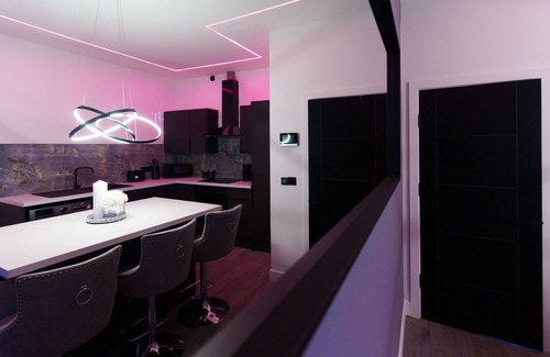 Chapeltown Apartment | Modern 2 Bed Apt in Leeds with on street Parking
