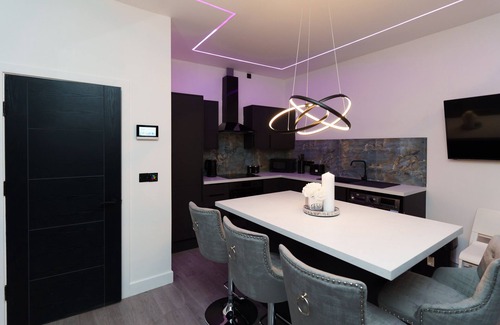 Chapeltown Apartment | Modern 2 Bed Apt in Leeds with on street Parking