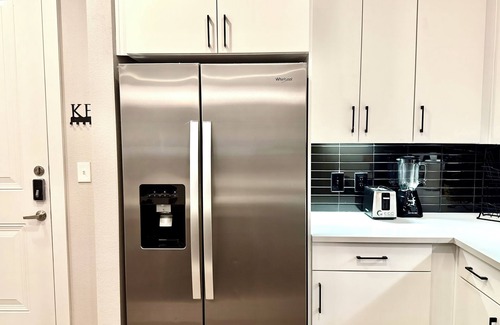 McNeil Apartment | Modern 2- Bed Apt Pool & Gym