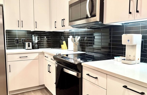 McNeil Apartment | Modern 2- Bed Apt Pool & Gym