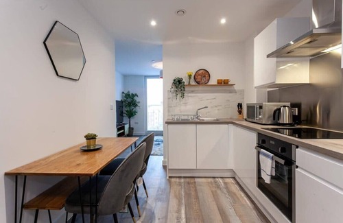 Old Trafford Apartment | Modern 2 Bed Flat 5min to Old Trafford Stadium