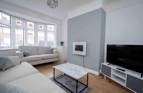 Liverpool House | Modern 2-Bed House Liverpool close to Aintree Hosp
