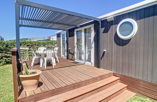 Jullouville-les-Pins House | Modern 2-Bed Mobile Home, 200m from Beach, Pool, WiFi, Parking, Near Mont Saint-Michel