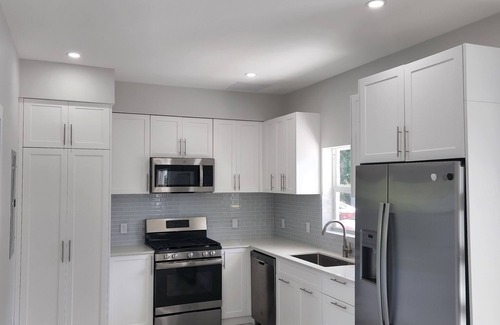 West Bay Apartment | Modern 2 Bed walking distance to the beach