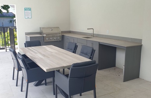 West Bay Apartment | Modern 2 Bed walking distance to the beach