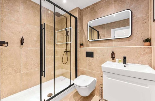 Addiscombe Apartment | Modern 2 Bedroom Stay, Balcony, East Croydon