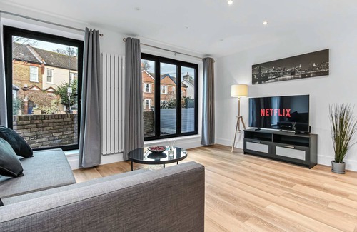 Addiscombe Apartment | Modern 2 Bedroom Stay | 10Min Walk to East Croydon