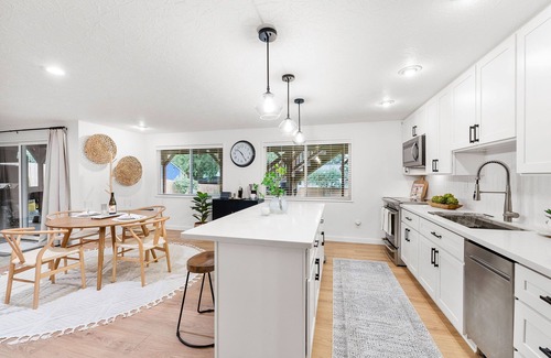 Poulsbo Apartment | Modern 2 Bedroom, 1 Bathroom apartment in highly desired downtown Poulsbo. n