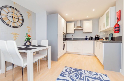 Basingstoke Apartment | Modern 2-Bedroom Apartment in Central Basingstoke walk to Festival Place & The Avil Theatre