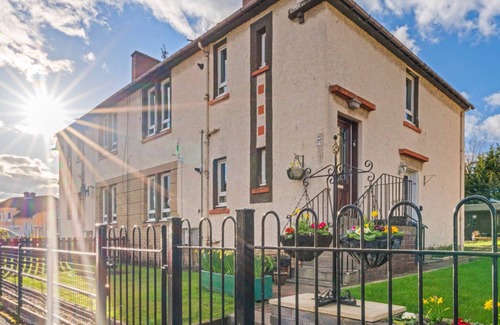 Coatbridge Apartment | Modern 2 bedroom apartment with on street parking and wifi.