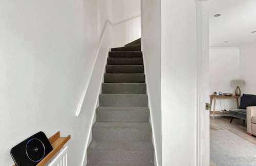 Grantham House | Modern 2 Bedroom Home in Quiet Cul-de-Sac – Close to Town with Garden & Driveway