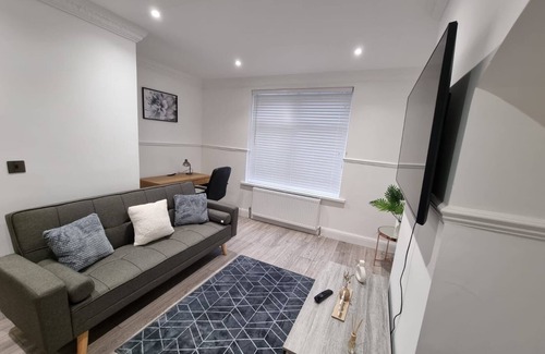 Alibon House | Modern 2 bedroom house in London Free Wifi and Parking