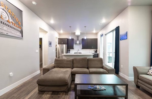 Five Points House | Modern 2-bedroom townhome w/rooftop patio in brilliant Denver