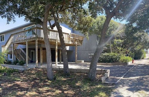 Topsail Beach House | Modern 2 Bedroom with Quick Walk to the Beach, Pet Friendly