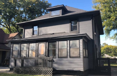 Des Moines Apartment | Modern 2 Bedroom with King near downtown w yard
