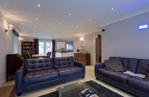 Horton House | Modern,2 Bedrooms, Pacious Near Heathrow and Windsor With Secure Gated Parking