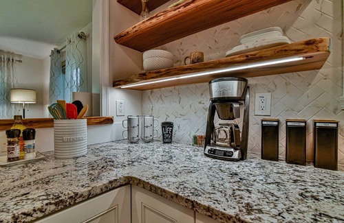 Oakley Cottage | Modern 2 BR Cottage 10 Min from DT, 5 Min from Biltmore - Fresh, Clean & Bright!