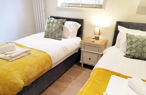 Hauxton Apartment | Modern 2 BR Ground Fl Apartment with Garden
