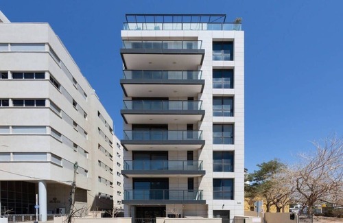 Kerem HaTeimanim Apartment | Modern 2 BR near Shouk Hacarmel by HolyGuest