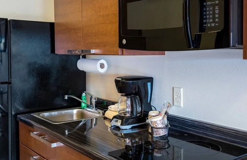 Gleneagle House | Modern 2 Pet-Friendly Rooms w/Full Kitchen near Pikes Peak